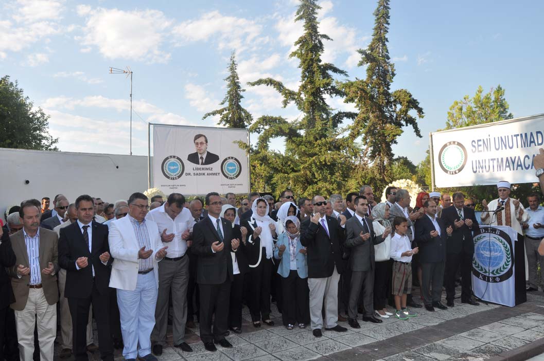 Dr. Sadık Ahmet 18 ölüm yıl dönümünde kabri başında anıldı